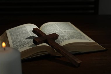 Ahşap masada haç, İncil ve kilise mumu