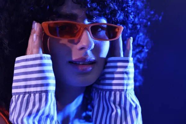 Krásná Mladá Žena Slunečních Brýlích Pózovat Barevném Pozadí Neonových Světel — Stock fotografie