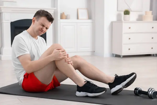 Muž Trpí Bolestí Nohou Podložce Doma — Stock fotografie