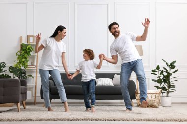 Mutlu aile dansları ve oturma odasında eğlenmeler.