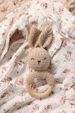 Bebek aksesuarları. Örgü kumaş üstüne ip ve kumaş, üst görünüm.