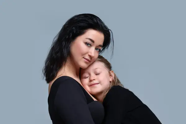 Bella Madre Che Abbraccia Con Piccola Figlia Sfondo Grigio — Foto Stock