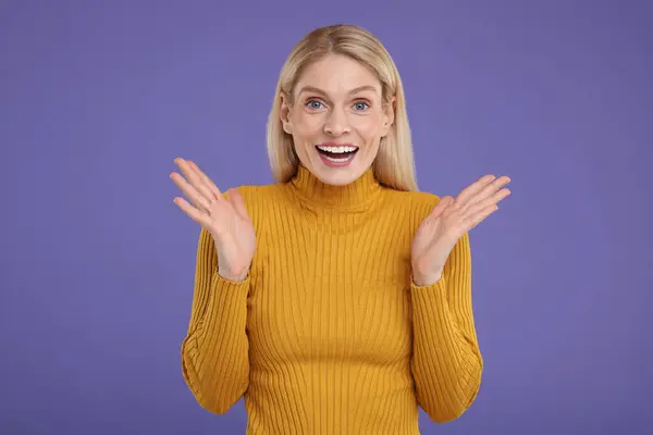 Retrato Mujer Feliz Sorprendida Sobre Fondo Violeta — Foto de Stock