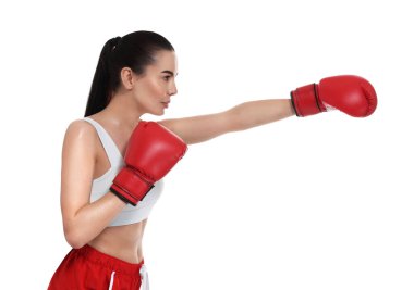 Güzel bir kadın boks eldivenleriyle beyaz arka plan eğitimi alıyor.