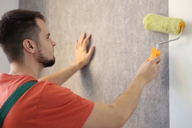 Tarz sahibi gri duvar kağıdı asan bir adam