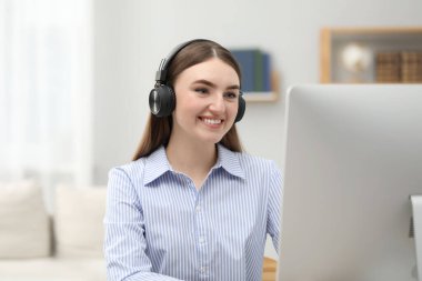 E-öğrenme. Çevrimiçi derste bilgisayarla çalışan genç bir kadın..