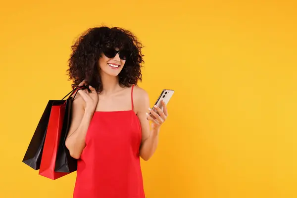 Mujer Joven Feliz Con Bolsas Compras Teléfono Inteligente Moderno Sobre —  Fotos de Stock