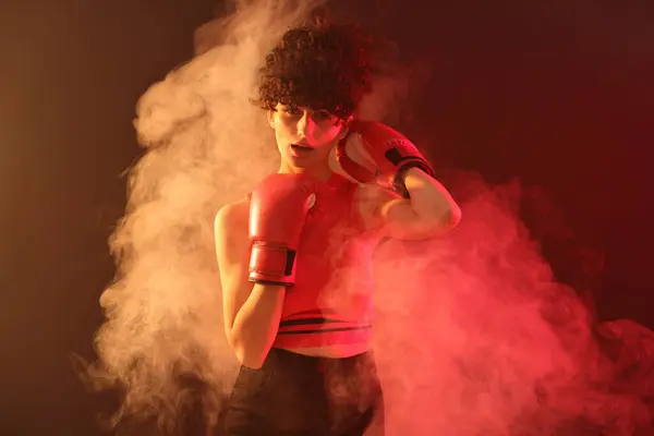Krásná Mladá Žena Boxerskými Rukavicemi Barevném Pozadí Neonových Světlech Kouři — Stock fotografie
