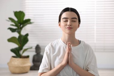 Yoga stüdyosunda meditasyon yapan güzel bir kızın portresi.