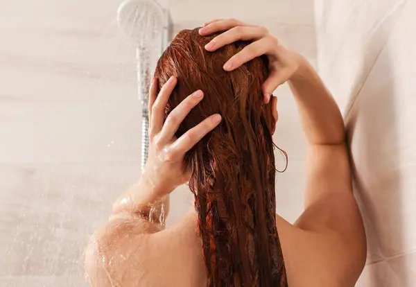 Mladá Žena Mytí Vlasů Šamponem Sprše Pohled Zezadu — Stock fotografie