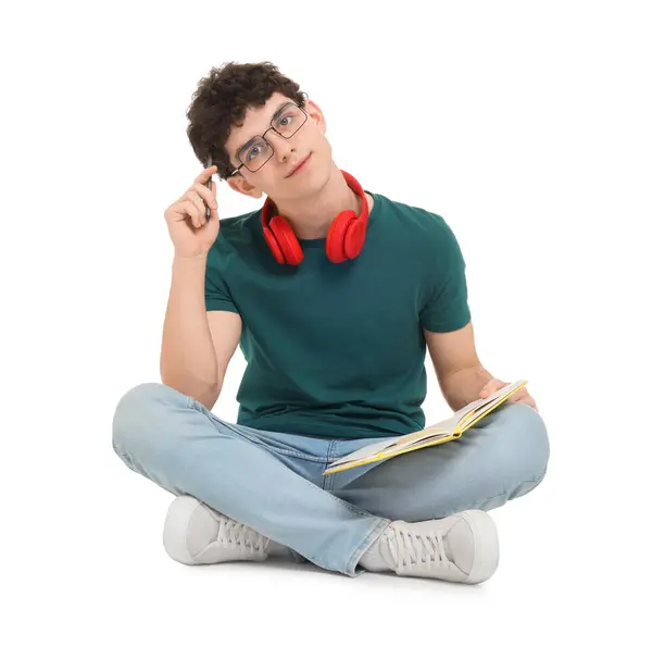 Porträt Eines Studenten Mit Notizbuch Und Kopfhörer Auf Weißem Hintergrund — Stockfoto