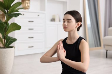 Evde meditasyon yapan güzel bir kız. Yoga çalışıyorum.