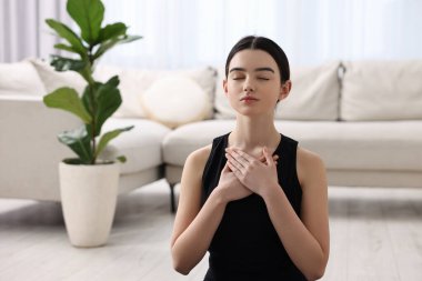 Evde meditasyon yapan güzel bir kız. Yoga çalışıyorum.