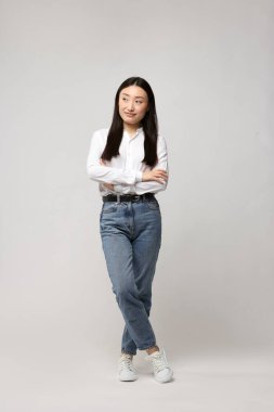 Açık arkaplanda güzel bir kadının tam boy portresi