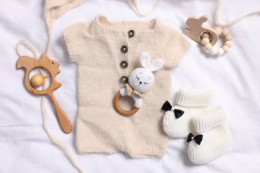 Beyaz kumaşta farklı bebek aksesuarları, düz yatış.