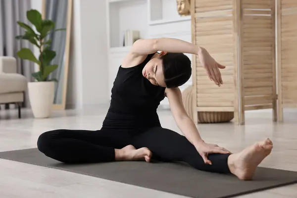 Girl Practicing Revolved Head Knee Asana Yoga Mat Home Parivrtta — Stock Photo, Image