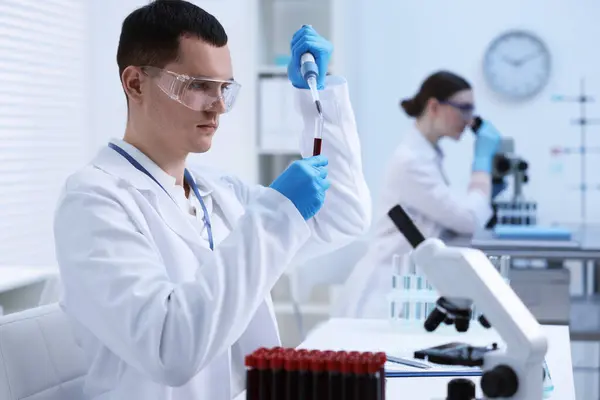Laboratuvarda Test Tüpüne Örnek Damlatan Bir Bilim Adamı — Stok fotoğraf