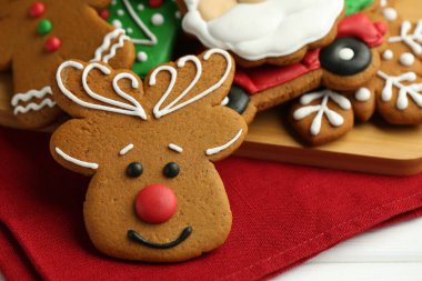 Beyaz ahşap masada ev yapımı kurabiyeler, yakın plan.