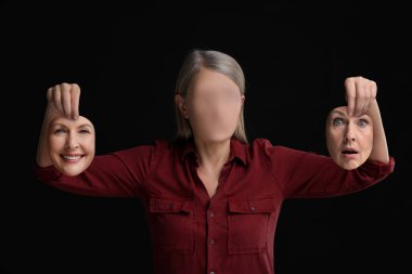 Yüz maskelerini tutan yüzü olmayan kadın siyah arka planda farklı duygular gösteriyor. Kişilik krizi.