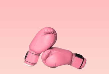 Göğüs kanseri. Renkli arka planda pembe boks eldivenleri