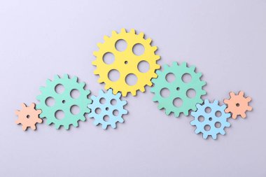 İş süreci organizasyonu ve optimizasyonu. Işık arkaplanı, üst görünüm üzerinde renkli şekillerle şema