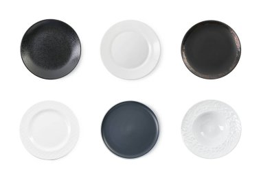 Temiz seramik tabaklar beyaz, üst görünümde izole