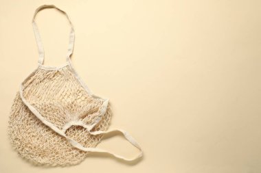 Bej arka planda ip torbası, üst manzara. Metin için boşluk