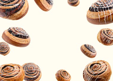 Tatlı çörekler. Bej arkaplana düşen haşhaş tohumlu lezzetli börekler, metin için boşluk