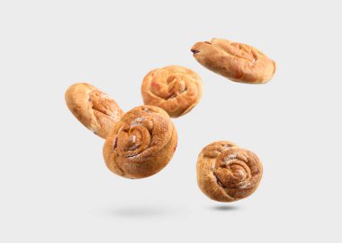 Tatlı çörekler. Açık gri zemine düşen reçelli lezzetli börekler.