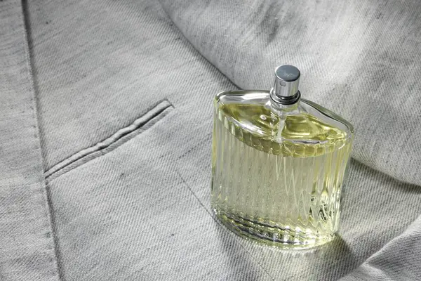 华丽男人的香水在灰色夹克的瓶子里 文字空间 — 图库照片