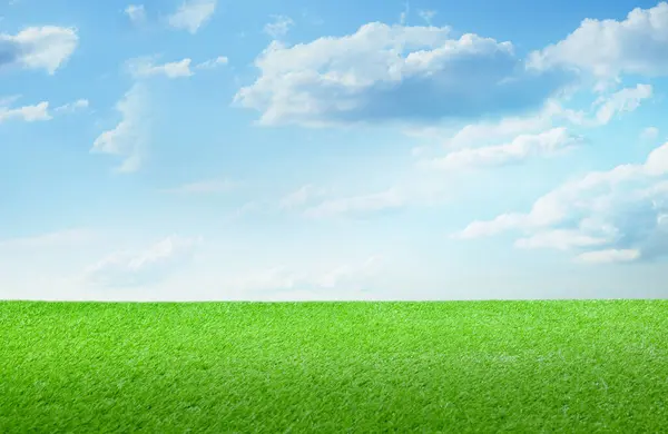 Grönt Gräs Blå Himmel Med Moln — Stockfoto
