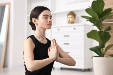 Evde meditasyon yapan güzel bir kız. Yoga çalışıyorum.