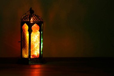 Masadaki dekoratif Arap feneri koyu arkaplana karşı. Metin için boşluk