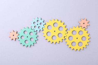 İş süreci organizasyonu ve optimizasyonu. Işık arkaplanı, üst görünüm üzerinde renkli şekillerle şema