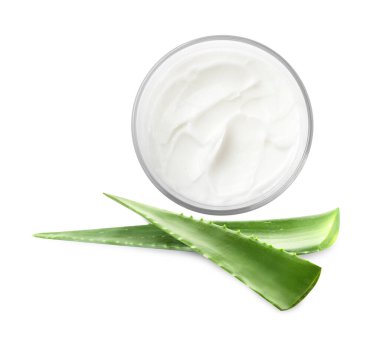 Aloe vera özlü nemlendirici krem. Beyaz arkaplanda kavanoz ve yeşil aloe yaprakları