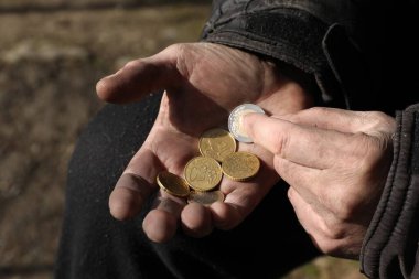Dışarıda bozuk para tutan zavallı evsiz adam, yakın plan.