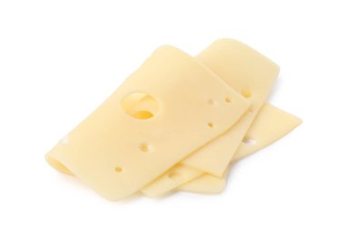 Lezzetli taze peynir dilimleri beyaz üzerine izole edilmiş.