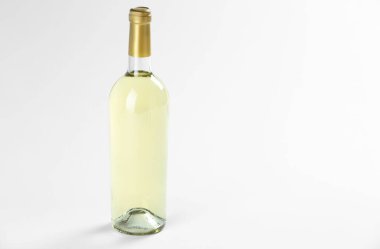 Hafif arka planda bir şişe pahalı beyaz şarap. Metin için boşluk