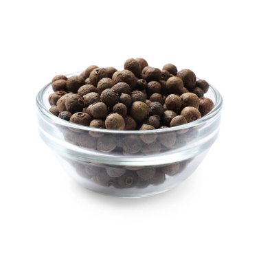 Beyaz kasede izole edilmiş tüm baharat meyveleri (Jamaika biberi).