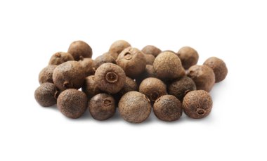 Kuru tüm baharat meyveleri (Jamaika biberi) beyaz üzerine izole edilmiş.