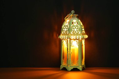 Masadaki dekoratif Arap feneri koyu arkaplana karşı. Metin için boşluk