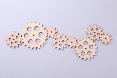 İş süreci organizasyonu ve optimizasyonu. Hafif arkaplan ve üst görünümde ahşap figürlerle şema