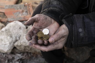 Dışarıda bozuk para tutan zavallı evsiz adam, yakın plan.
