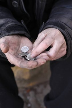 Dışarıda bozuk para tutan zavallı evsiz adam, yakın plan.