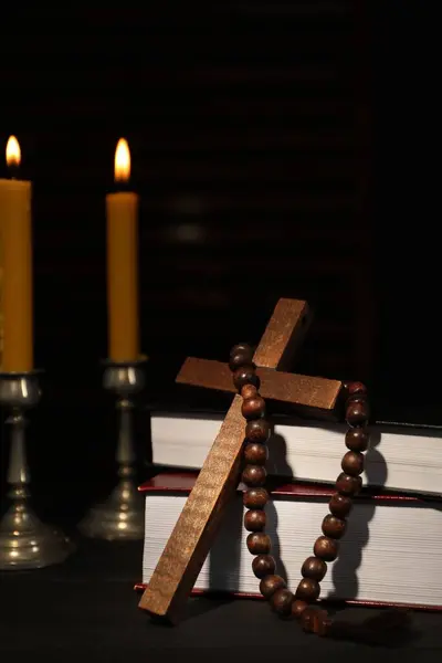 Kerzen Bibel Rosenkranz Und Kreuz Auf Holztisch — Stockfoto