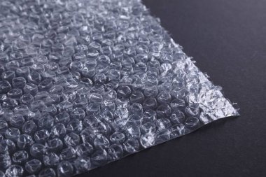 Siyah arkaplanda şeffaf baloncuk paketi, yakın plan