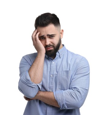 Beyaz arka planda üzgün bir adamın portresi