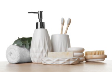 Banyo aksesuarları. Beyaz arka plana karşı farklı kişisel bakım ürünleri ve okaliptüs dalı