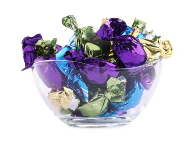 Beyaz üzerine izole edilmiş renkli ambalajlarla dolu bir kâse.