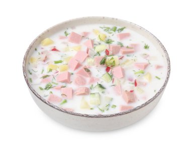 Lezzetli soğuk yaz çorbası (okroshka) ve kaynamış sosis beyaz kasede izole edilmiş.